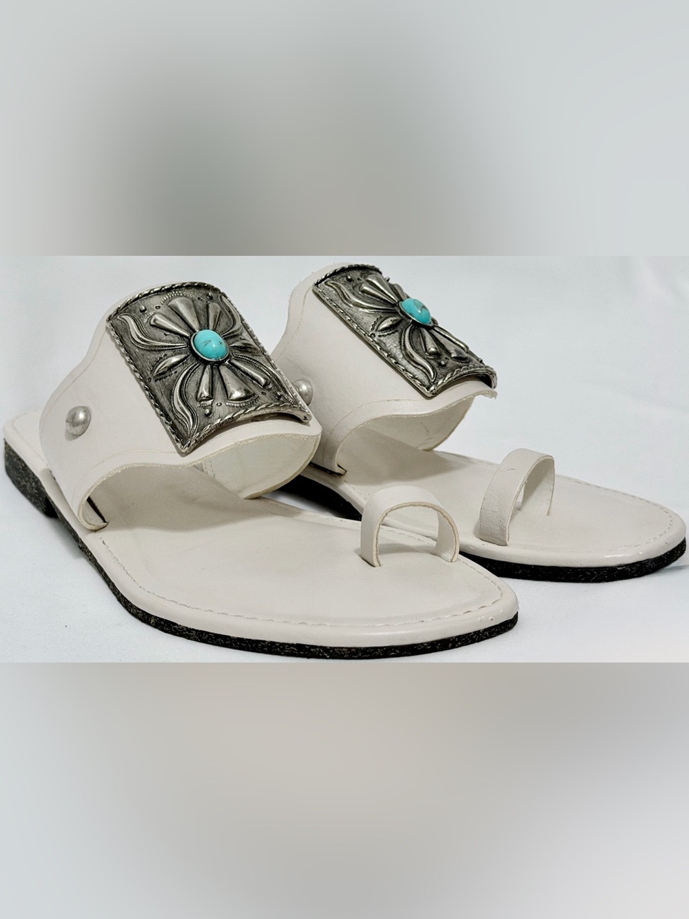 Ali MacGraw Butter White Leather Turquoise Concho Toe Loop Sandals Sz 8